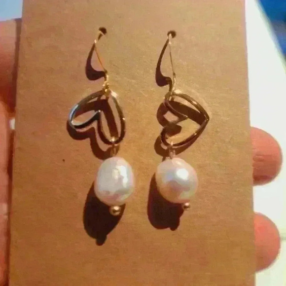 18kgold plated heart shaped and  fresh water pearl earrings - Picture 6 of 6